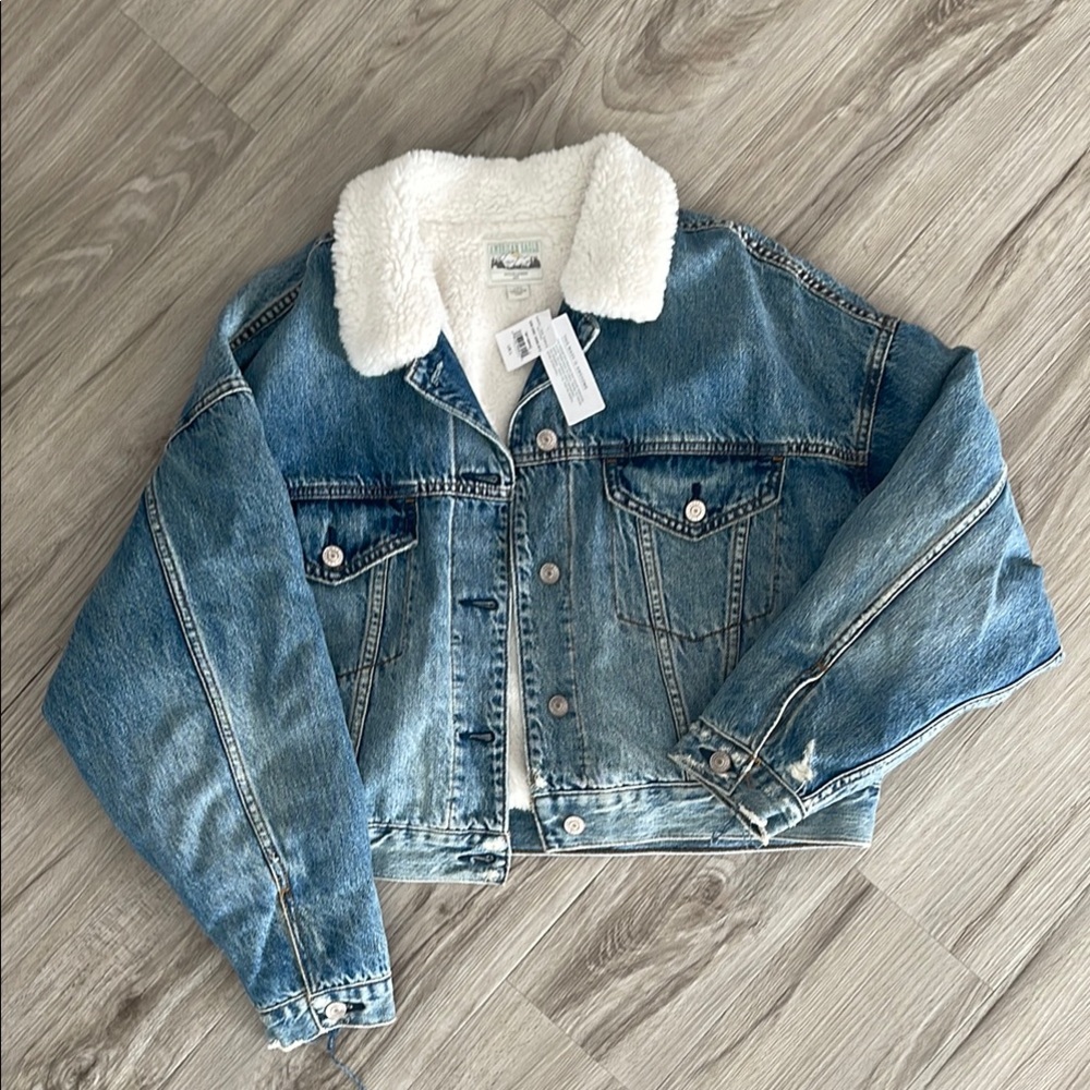 American Eagle Cropped Denim Jacket with Sherpa Collar Large